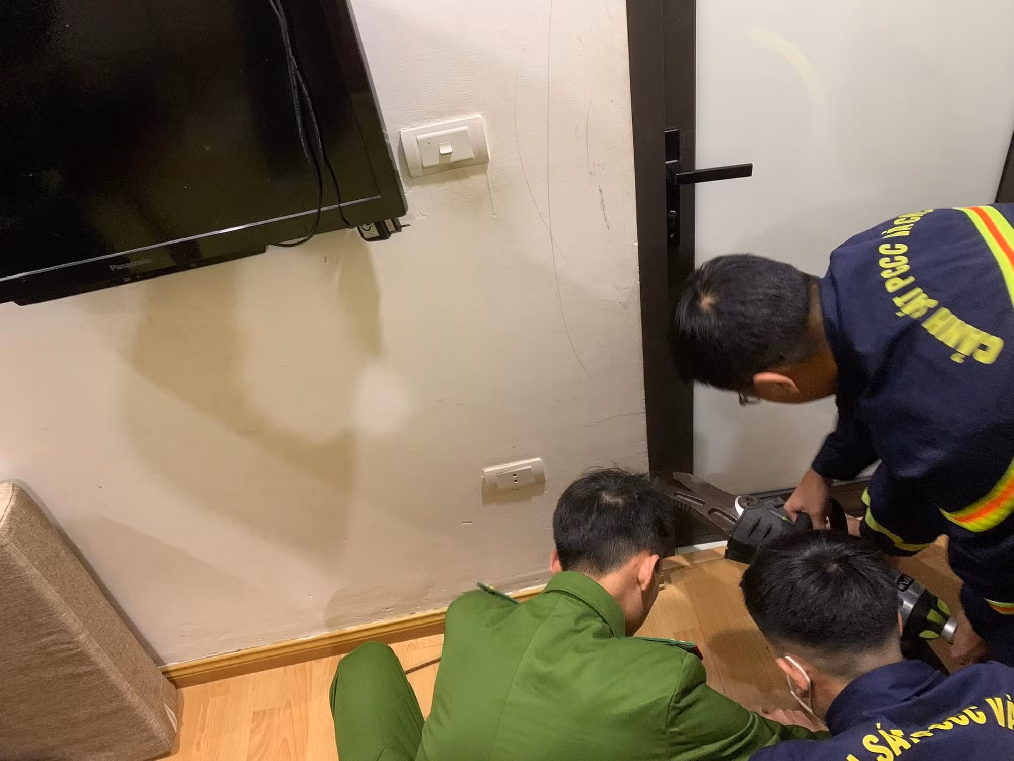 Cảnh sát giải cứu cháu bé 1 tuổi mắc kẹt ở ban công tầng 7 -0