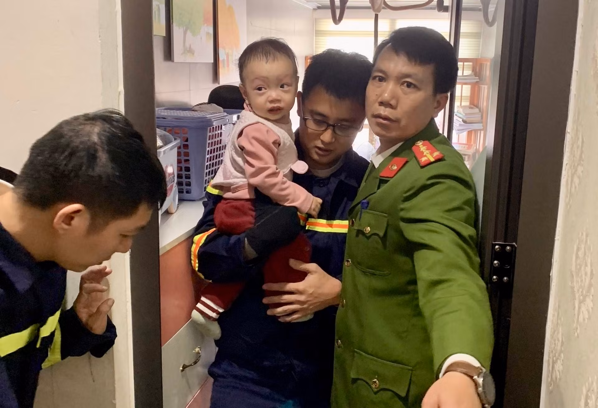 Cảnh sát giải cứu cháu bé 1 tuổi mắc kẹt ở ban công tầng 7 -0