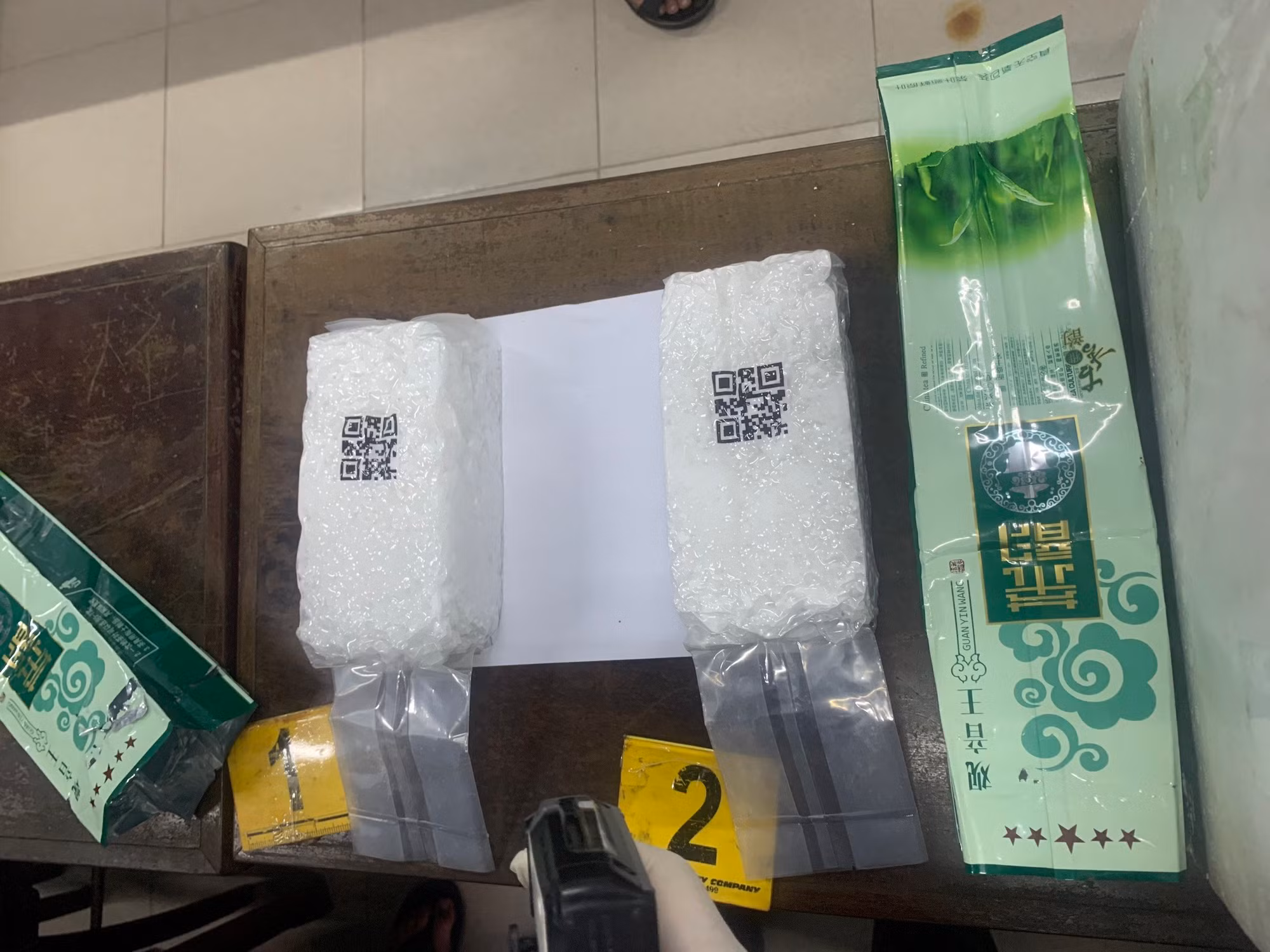 Dừng xe kiểm tra phát hiện ma túy đá số lượng lớn ngụy trang trong túi trà xanh. -0