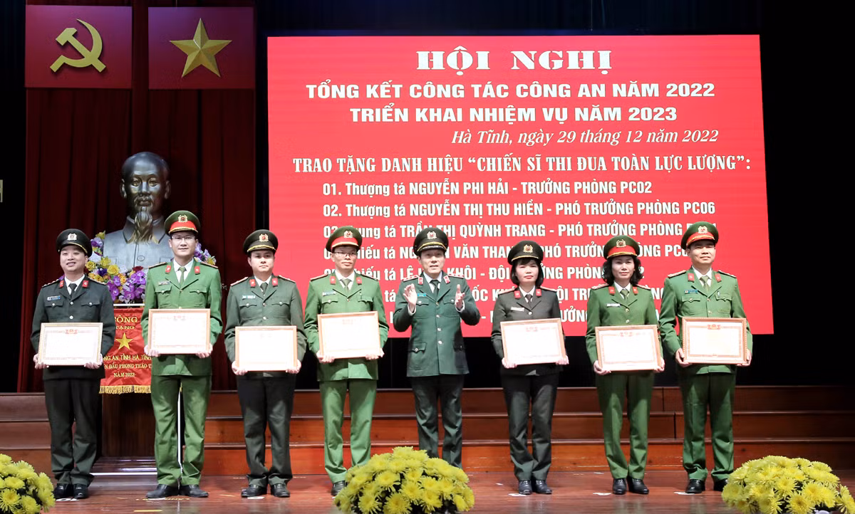 Thứ trưởng Lương Tam Quang biểu dương và chúc mừng Công an Hà Tĩnh trong thực hiện Đề án 06 -0