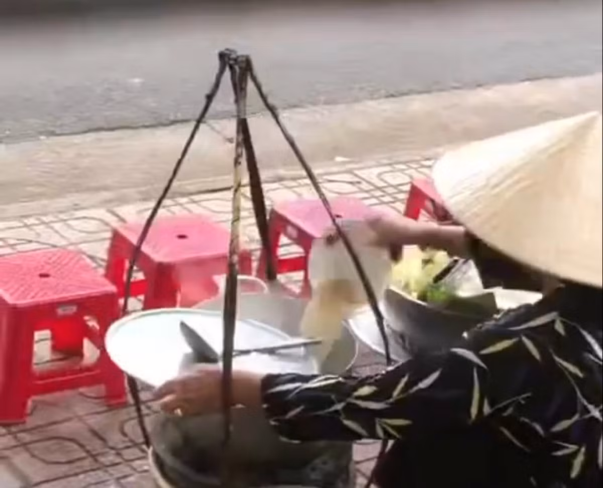 Người đổ thức ăn thừa vào nồi bán lại cho khách bị phạt thêm 2 triệu đồng -0