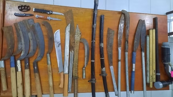 Bắt hai vụ tàng trữ súng và hung khí nguy hiểm