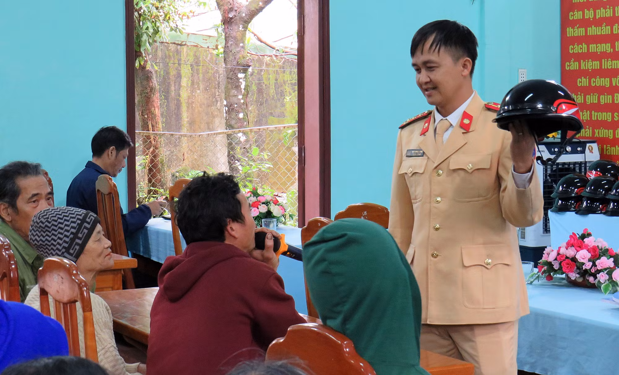 Mang “Đông ấm áp, xuân yêu thương” đến với người dân miền núi Quảng Nam -0