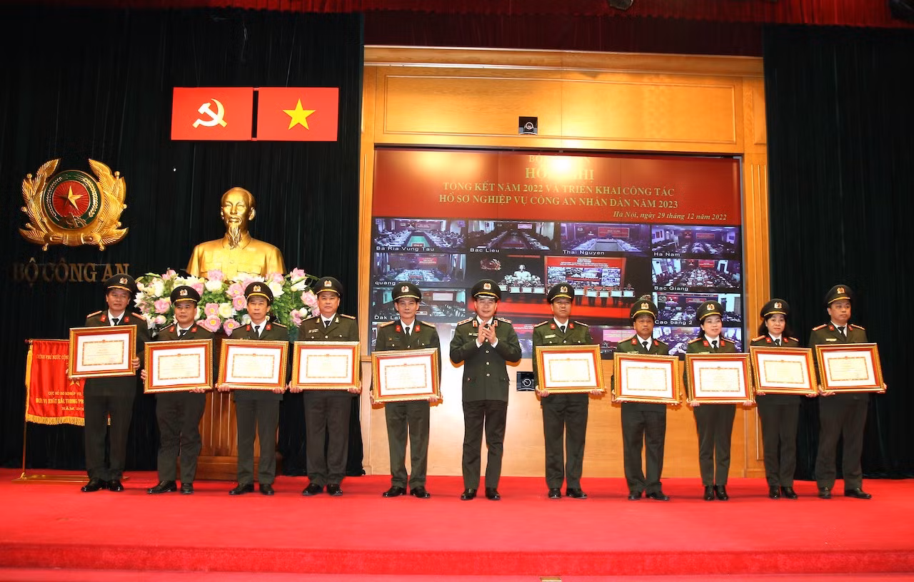 Hồ sơ nghiệp vụ là lực lượng đi đầu, tiên phong trong chuyển đổi số trong CAND -0