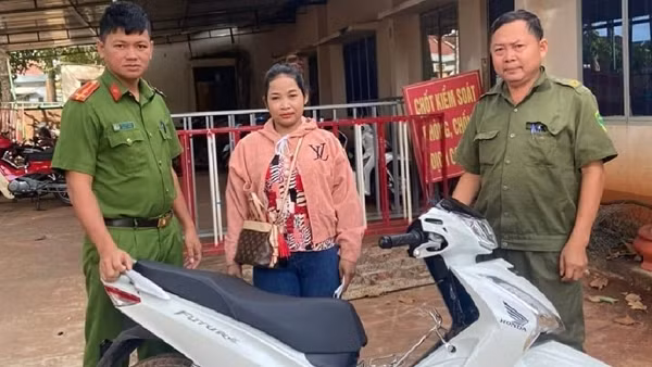 Công an xã trao trả 2 xe mô tô người dân mất trộm
