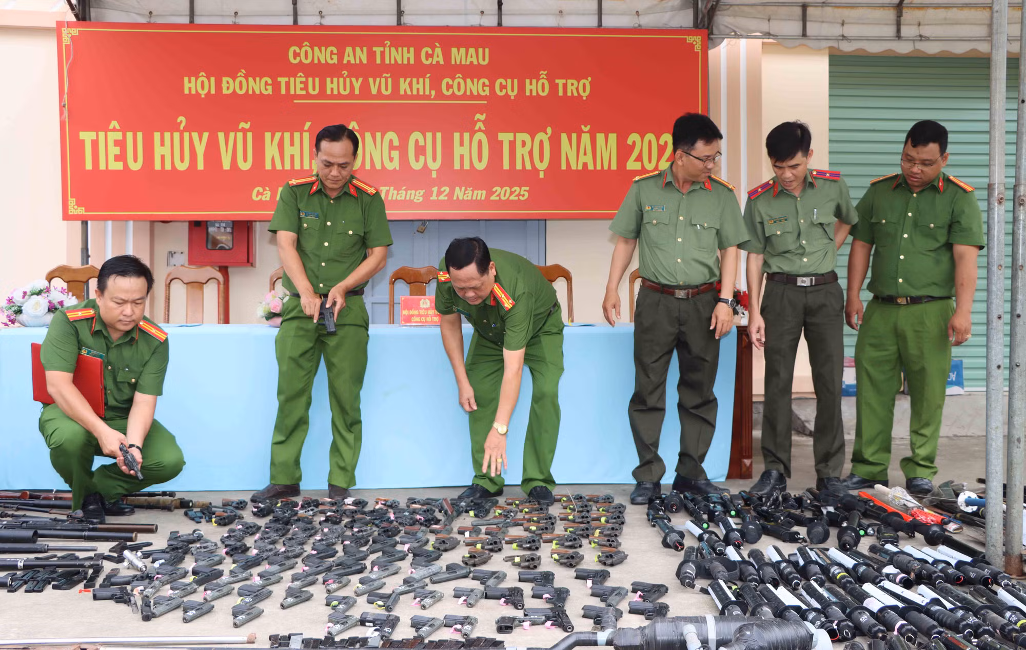 Công an tỉnh Cà Mau tổ chức tiêu hủy nhiều vũ khí, công cụ hỗ trợ -0