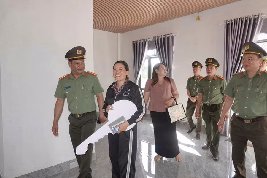 Bàn giao căn nhà đầu tiên trong “Chiến dịch Quang Trung” ở Lâm Đồng -0