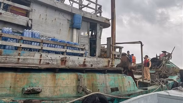 Thuỷ đoàn 1 cùng Cảnh sát biển bắt tàu cá vận chuyển trái phép gần 50 nghìn lít dầu DO