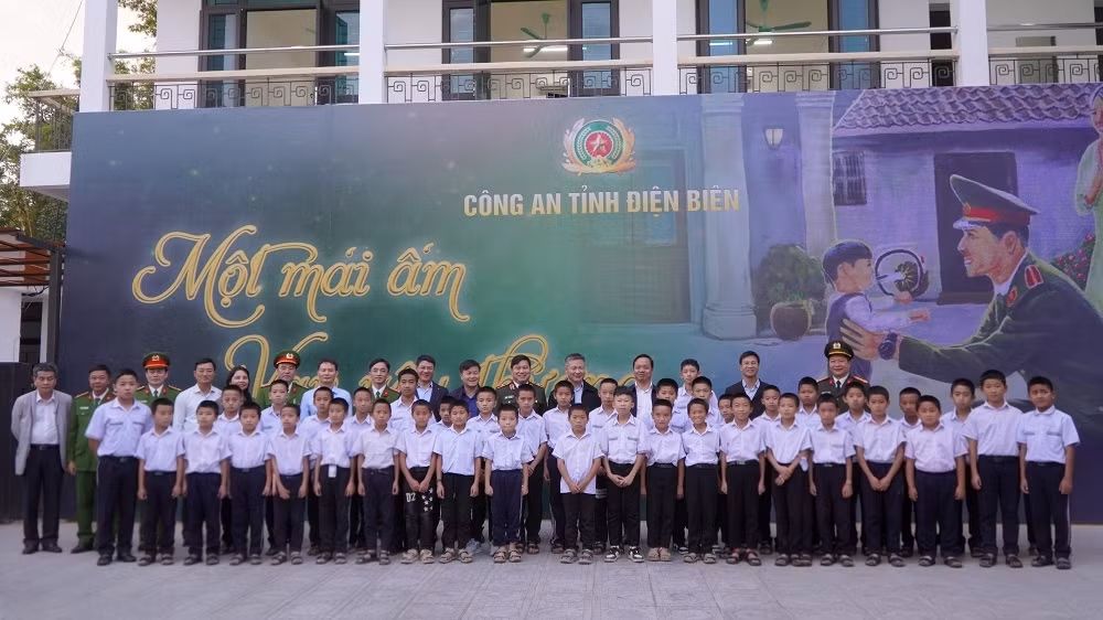 Thượng tướng Nguyễn Ngọc Lâm, Thứ trưởng Bộ Công an dâng hương các Anh hùng liệt sĩ tại Điện Biên -0