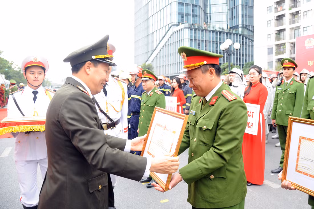 Diễn tập phương án chữa cháy, cứu nạn, cứu hộ tại các tòa nhà cao tầng ở Hà Nội -0
