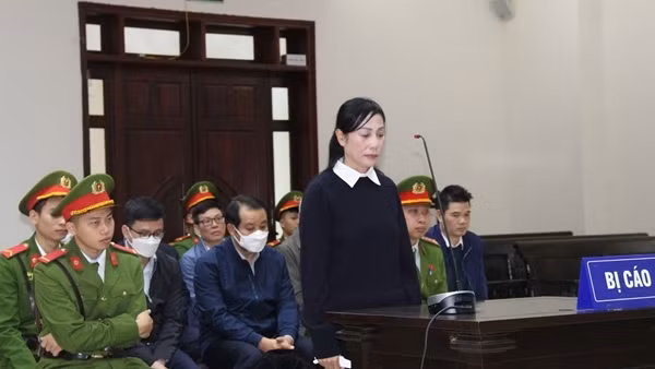 Cựu Bí thư Tỉnh uỷ Hoàng Thị Thuý Lan nghẹn ngào trong phiên toà phúc thẩm