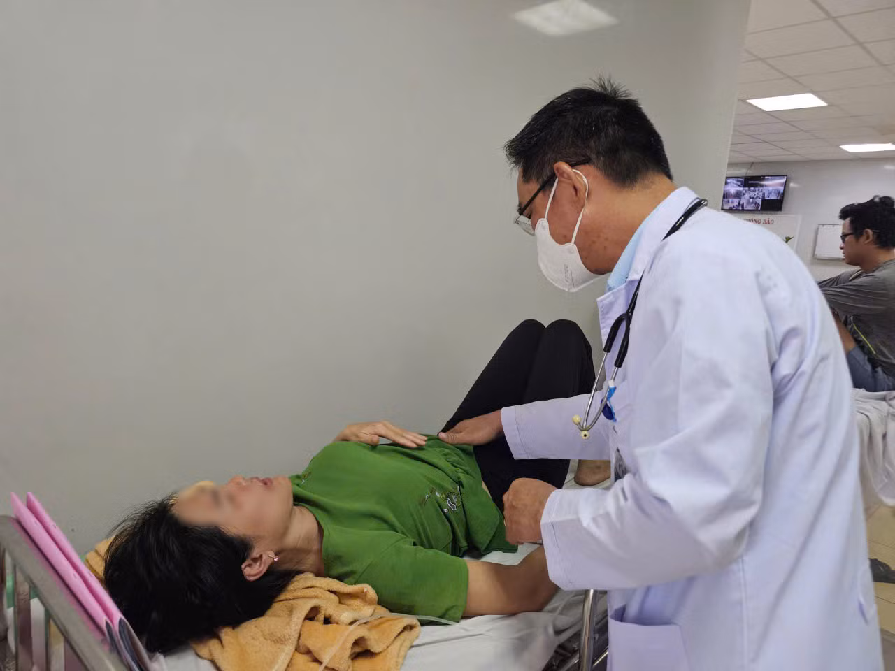 TP Hồ Chí Minh: Lại xảy ra vụ ngộ độc thực phẩm, nghi do ăn bánh mì -0