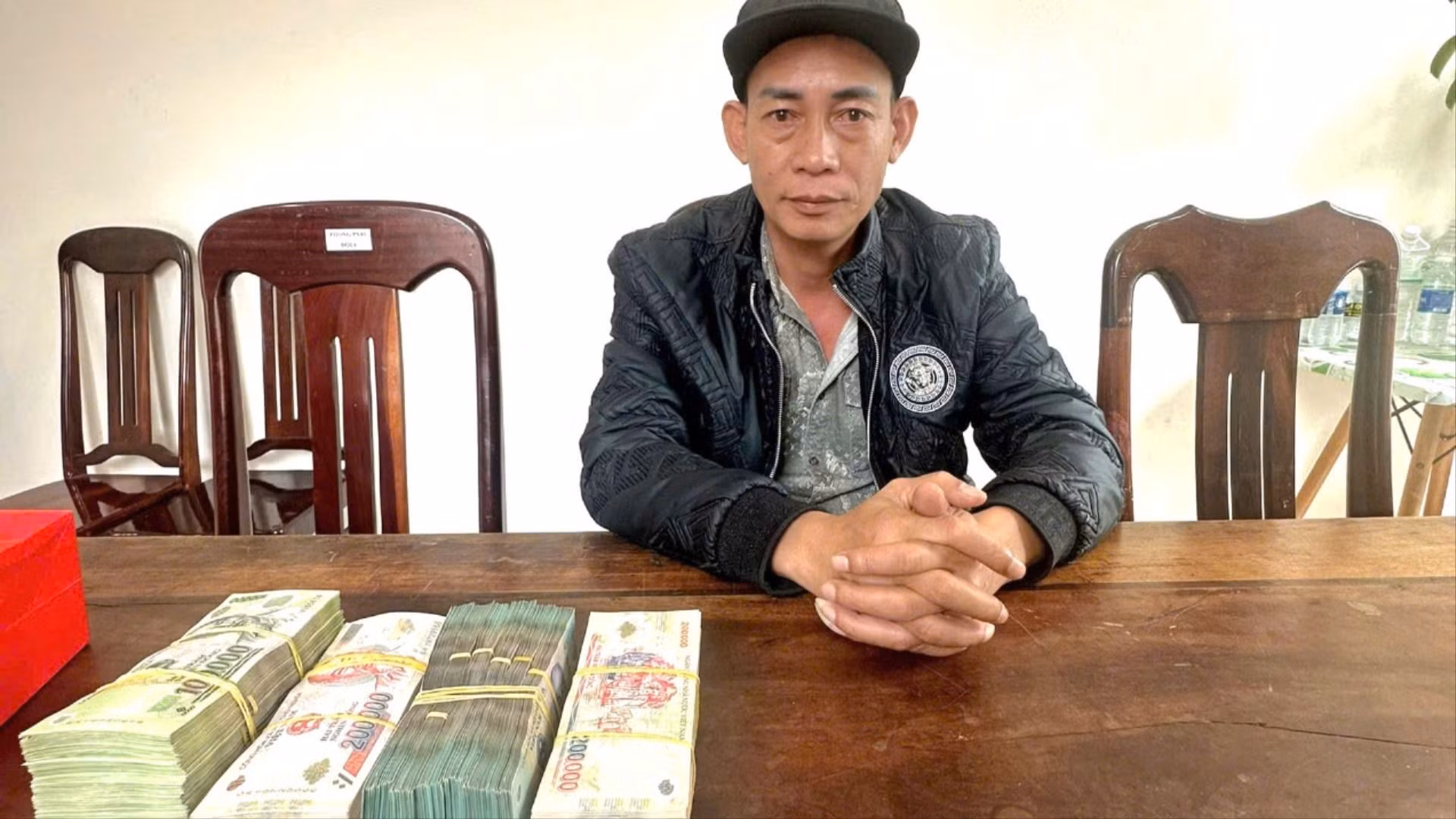 Khởi tố nhóm đối tượng lừa bán đá thiên thạch rồi cướp 1,5 tỷ đồng -0