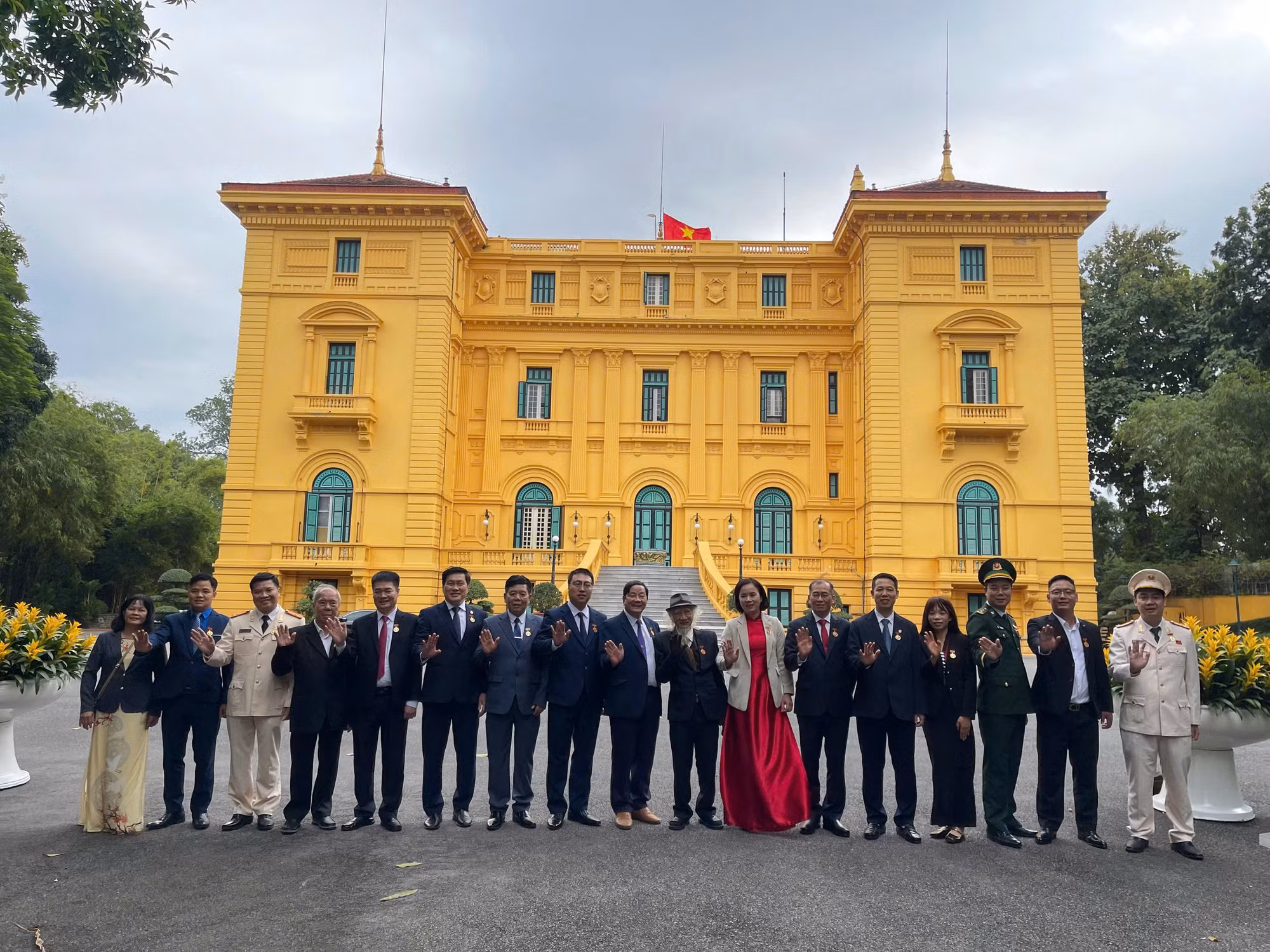 Đoàn đại biểu các điển hình tiêu biểu toàn quốc trong học tập và làm theo tư tưởng, đạo đức, phong cách Hồ Chí Minh báo công dâng Bác -0
