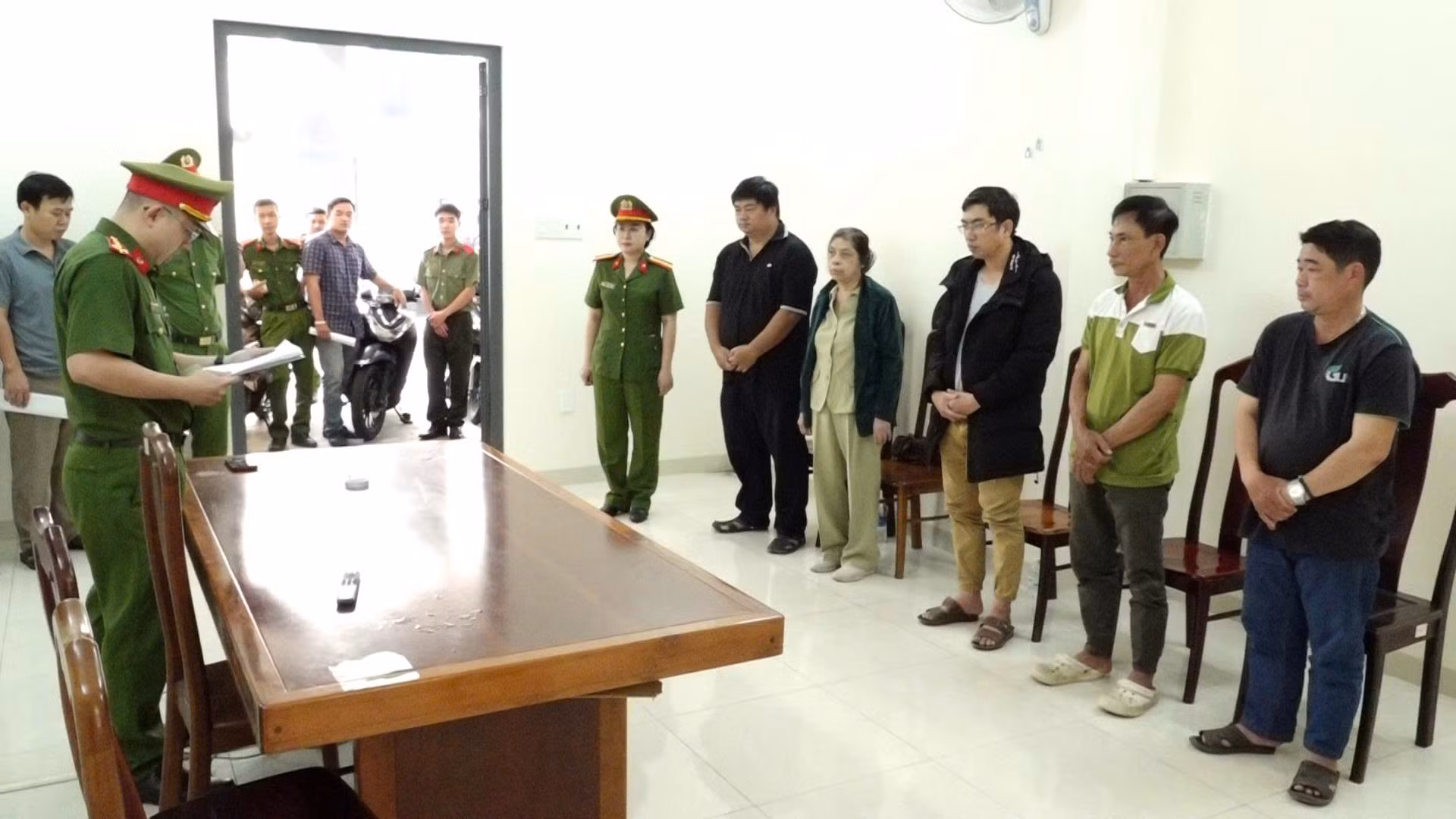 1 người tử nạn trên trụ điện trung thế, 5 người bị khởi tố với 2 nhóm tội danh -0