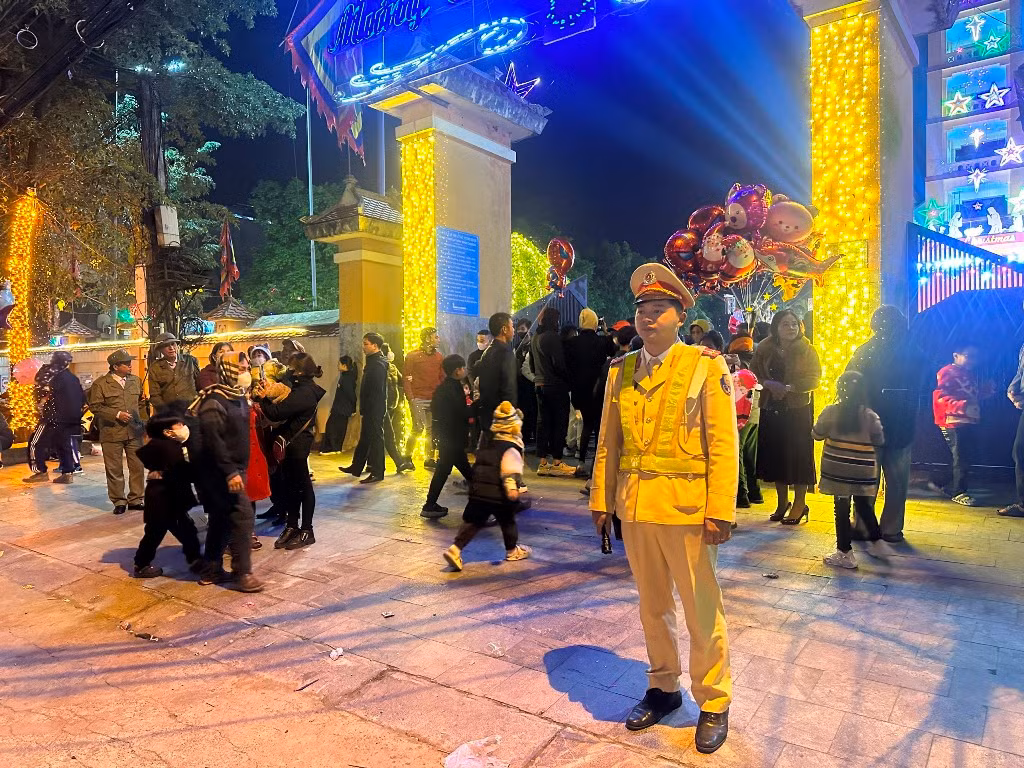 Huy động hơn 1.000 lượt cán bộ, chiến sĩ bảo đảm ANTT Festival Ninh Bình - Tràng An, đón chào năm mới 2024 -0