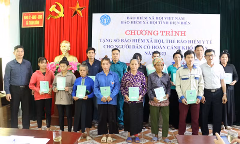 bhxh-dien-bien-trao-qua-hoan-canh-khoa-khan.jpg -0