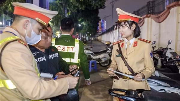 Nữ CSGT xuống phố “thổi cồn” ngày cuối năm