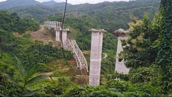 Sập cầu đang thi công tại Ấn Độ, ít nhất 17 người chết
