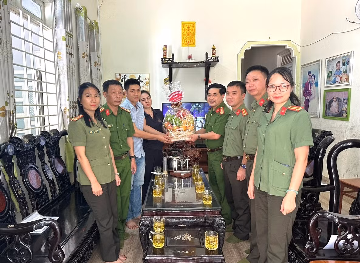 Công an quận Bắc Từ Liêm báo công với Bác và tưởng niệm các Anh hùng liệt sĩ tại Tây Nguyên -0