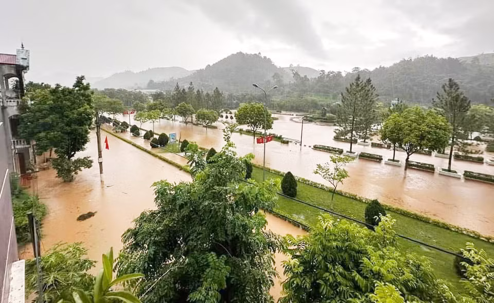Mưa lớn hóa đường thành sông, Công an Sơn La ra quân giúp đỡ nhân dân -0