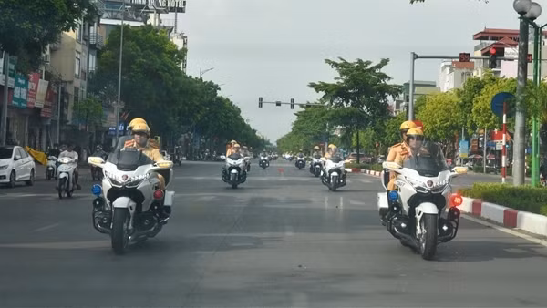 Chuyện nghề của Cảnh sát giao thông dẫn đoàn