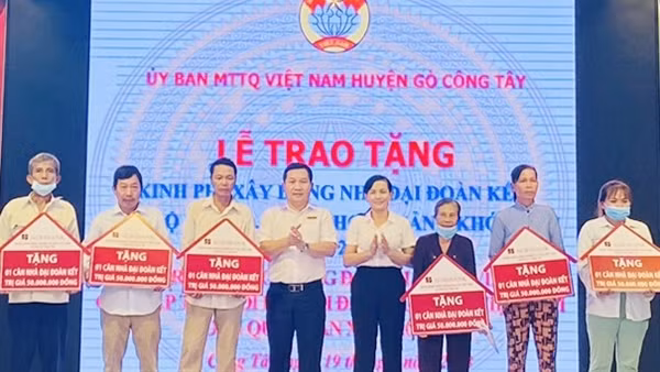 Agribank Gò Công Tây đồng hành&nbsp;cùng&nbsp;chương&nbsp;trình tiếp sức đến trường