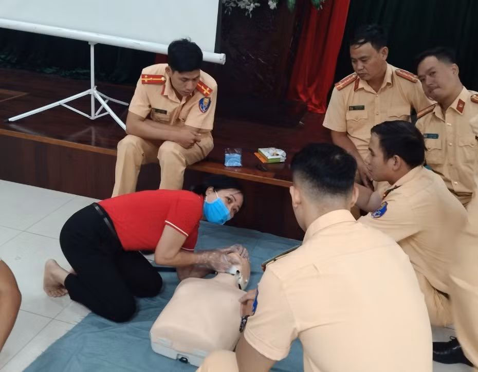 Tập huấn sơ cứu tai nạn thương tích, tai nạn giao thông cho lực lượng CSGT và thực hiện tuần tra kiểm soát -4