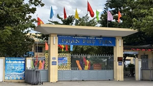 Phụ huynh lo lắng khi hiệu trưởng “khoán trắng” tổ chức bữa ăn bán trú cho doanh nghiệp