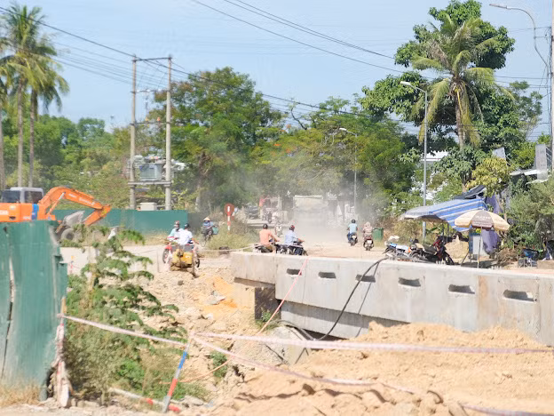 Dự án đô thị xanh thi công đường kiểu “rùa bò”, dân khốn khổ vì bụi -0