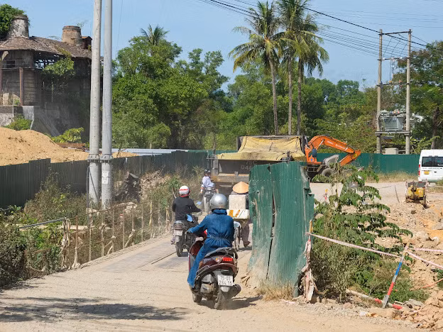 Dự án đô thị xanh thi công đường kiểu “rùa bò”, dân khốn khổ vì bụi -0