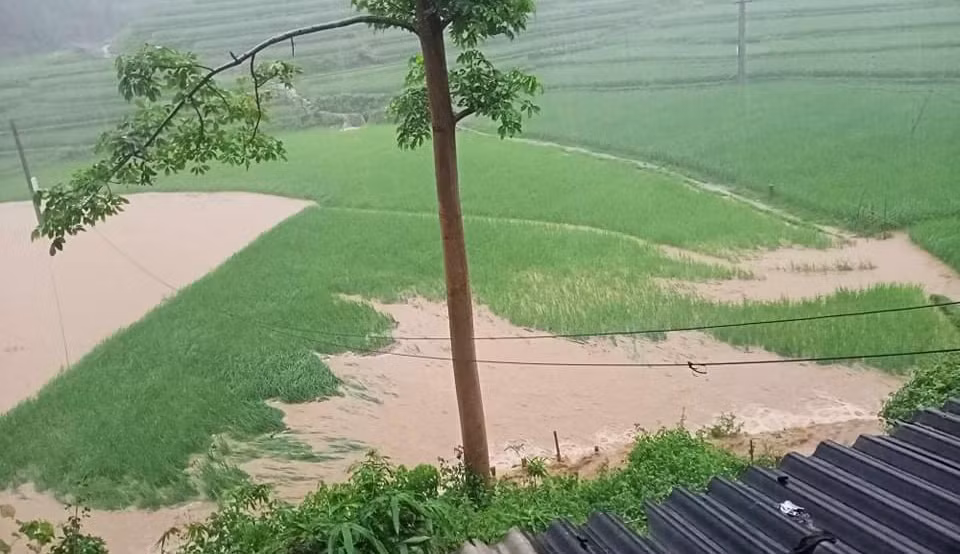 Mưa lớn hóa đường thành sông, Công an Sơn La ra quân giúp đỡ nhân dân -0