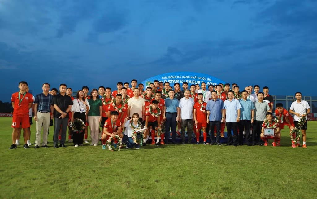 Thứ trưởng Lương Tam Quang trao giải Nhì, Giải bóng đá Hạng nhất quốc gia tặng Câu lạc bộ PVF CAND -0