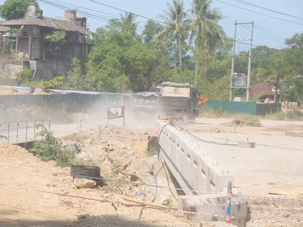 Dự án đô thị xanh thi công đường kiểu “rùa bò”, dân khốn khổ vì bụi -0