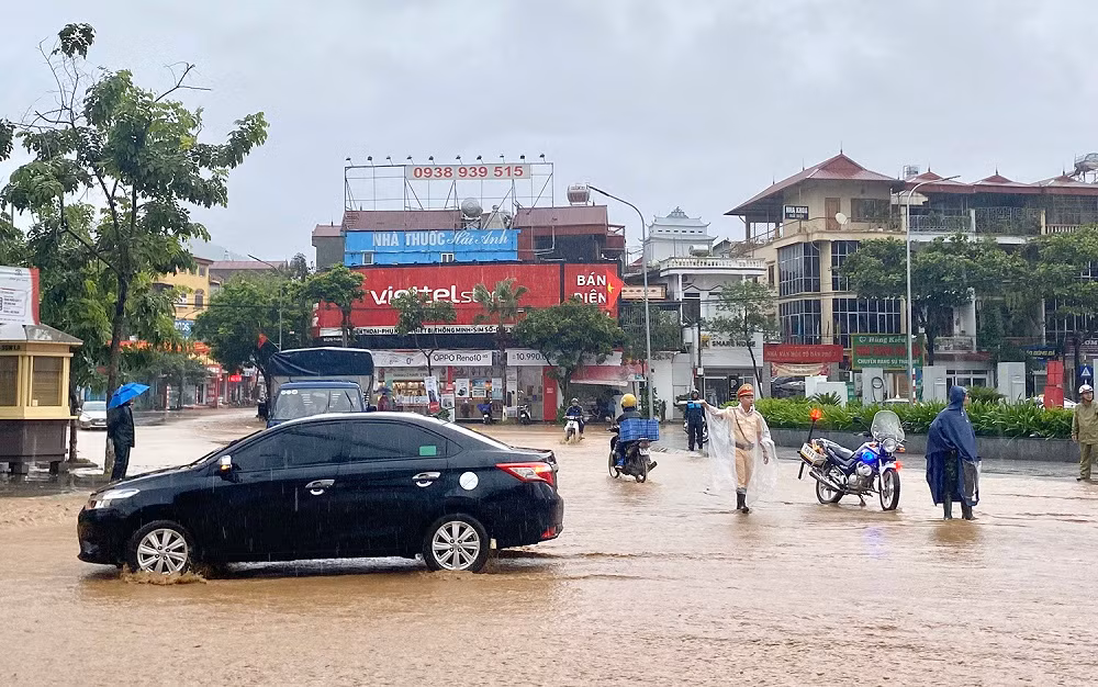 Mưa lớn hóa đường thành sông, Công an Sơn La ra quân giúp đỡ nhân dân -0