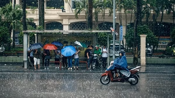 Miền Bắc mưa rào bất chợt xen kẽ nắng nhẹ