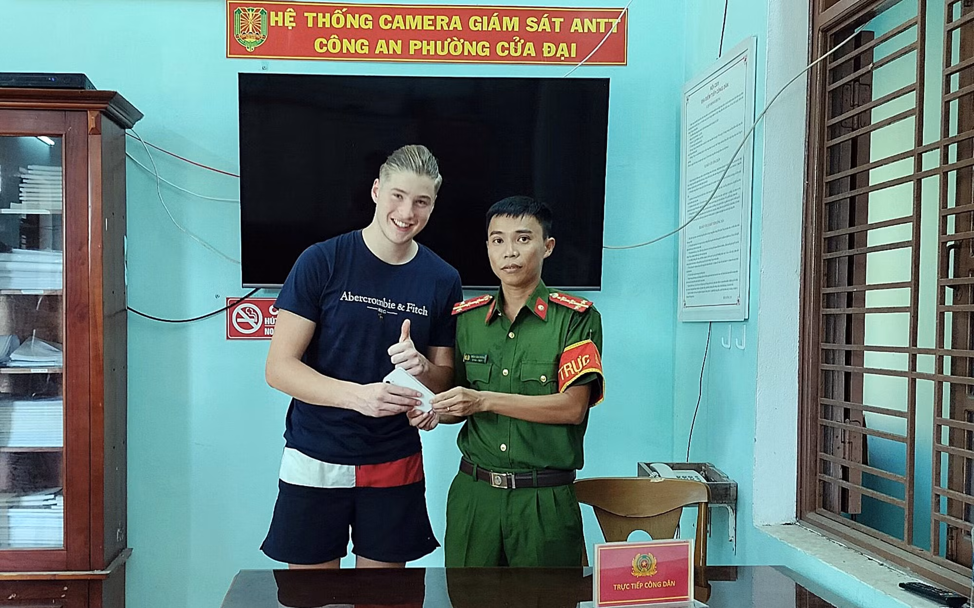 Du khách Đức cảm kích Công an phường tìm được điện thoại “xịn” bị đánh rơi -0