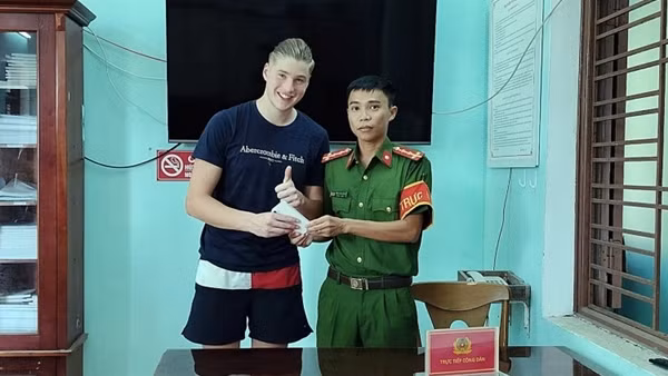 Du khách Đức cảm kích Công an phường tìm lại giúp điện thoại