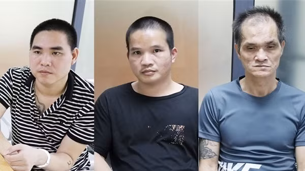 Phát hiện 3 đối tượng truy nã khi tiếp nhận công dân xuất cảnh trái phép
