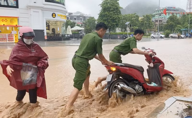 Mưa lớn hóa đường thành sông, Công an Sơn La ra quân giúp đỡ nhân dân -0