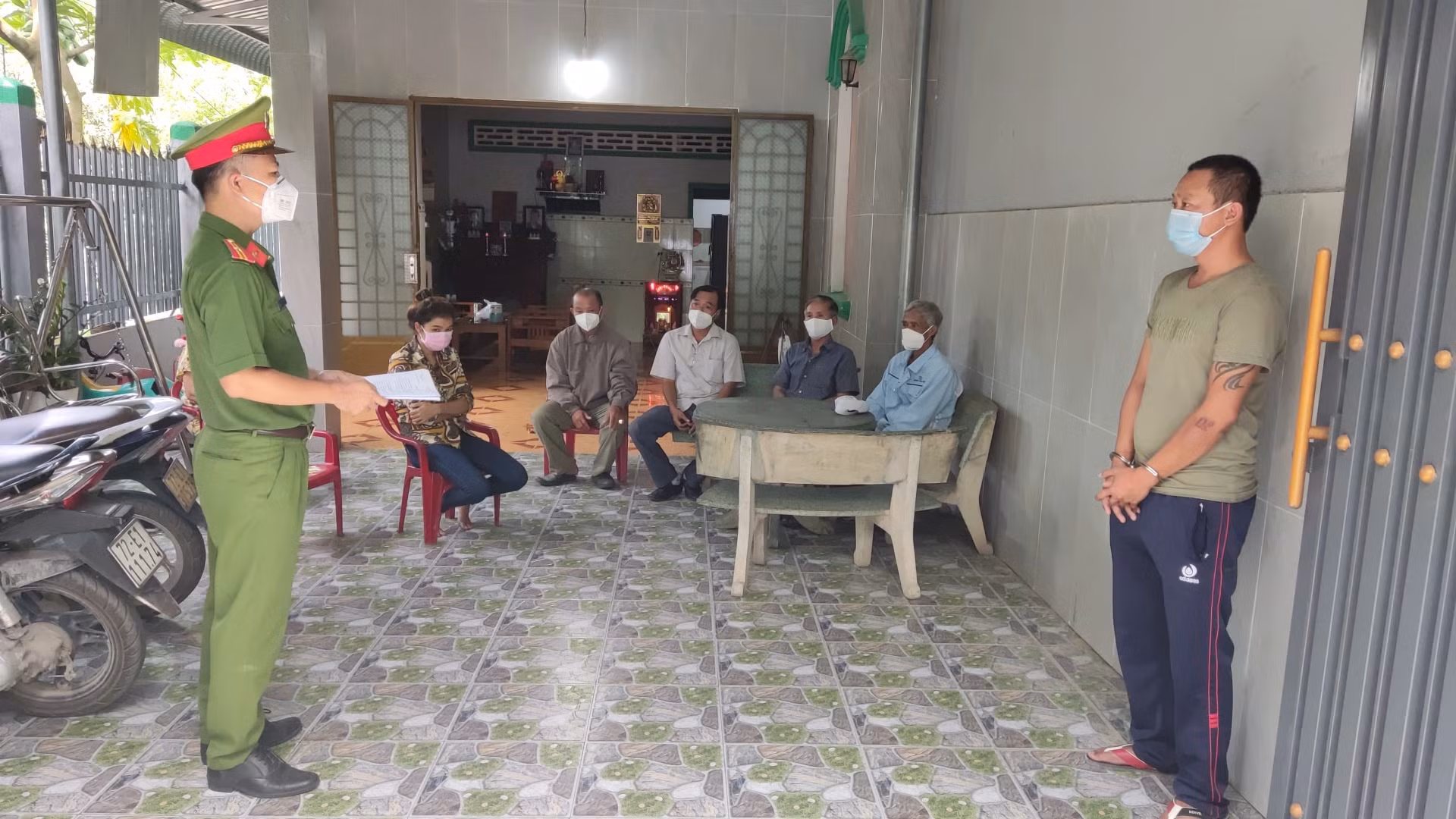 Bắt tạm giam đối tượng làm lây lan dịch bệnh COVID-19 cho 20 người -0