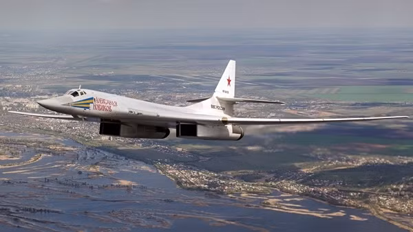 Siêu oanh tạc cơ Tu-160 Nga quần thảo bầu trời Belarus