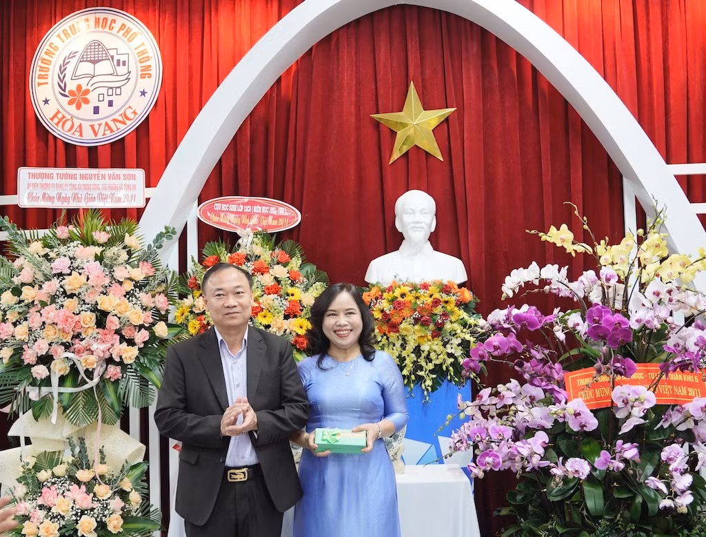 Thượng tướng Nguyễn Văn Sơn thăm và chúc mừng Ngày Nhà giáo Việt Nam -0