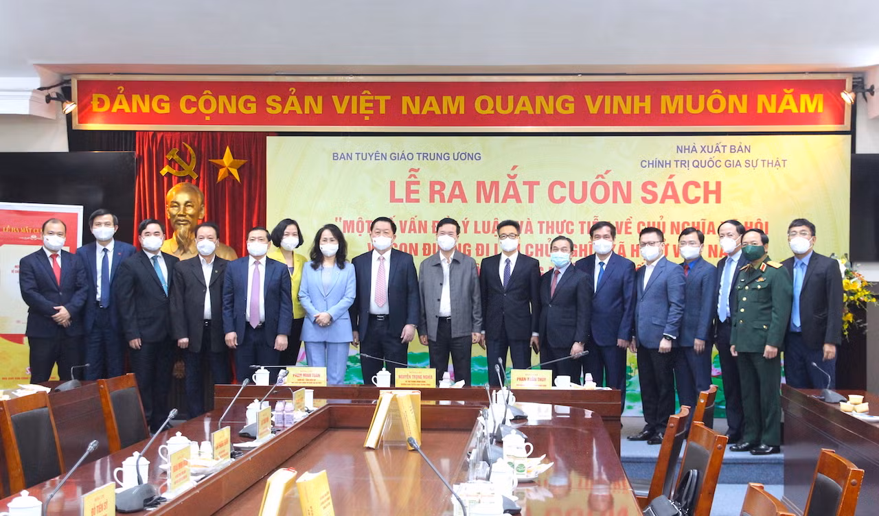 Thường trực Ban Bí thư Võ Văn Thưởng, Trưởng Ban Tuyên giáo Trung ương Nguyễn Trọng Nghĩa, Phó Thủ tướng Chính phủ Vũ Đức Đam với các đồng chí lãnh đạo, đại biểu tham dự buổi lễ ra mắt cuốn sách.