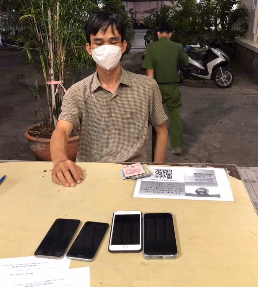 Liên tiếp hai vụ trộm cắp điện thoại di động xịn -0