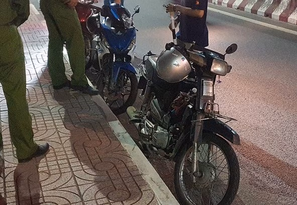 Chưa tìm thấy nạn nhân bỏ xe máy nhảy cầu Bình Lợi -0
