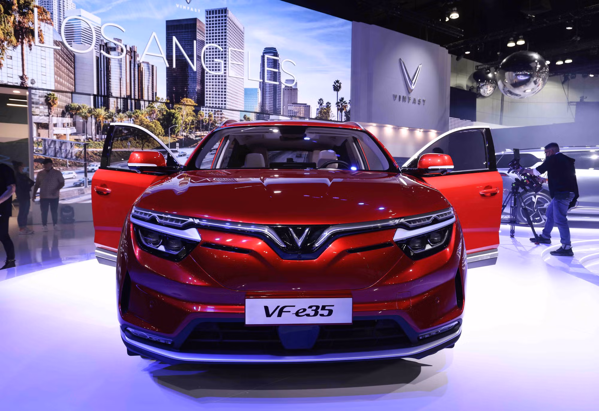 VinFast ra mắt thương hiệu xe điện tại Los Angeles Auto Show 2021 -0