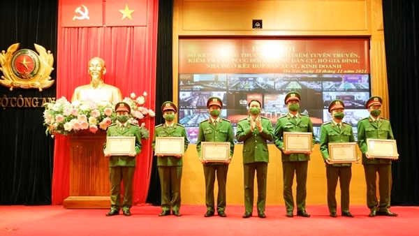 Công an cơ sở “Vì một cái Tết an toàn không cháy, nổ” ảnh 2