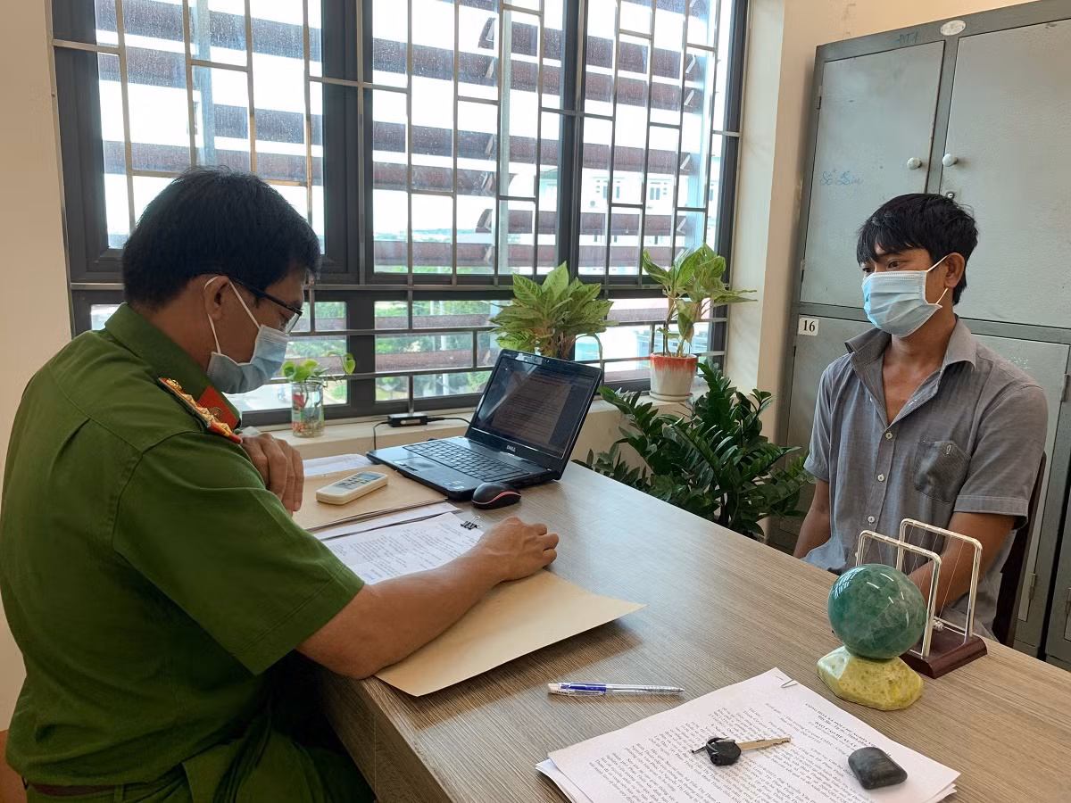 Khống chế đối tượng chống người thi hành công vụ tại chốt kiểm dịch -0