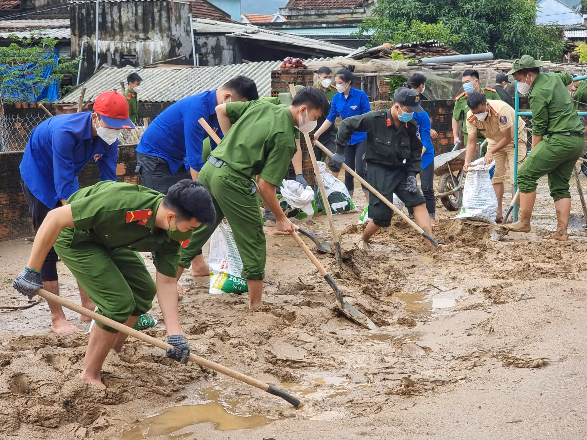 Công an ra quân giúp dân khắc phục hậu quả núi lở ở Bình Định -0